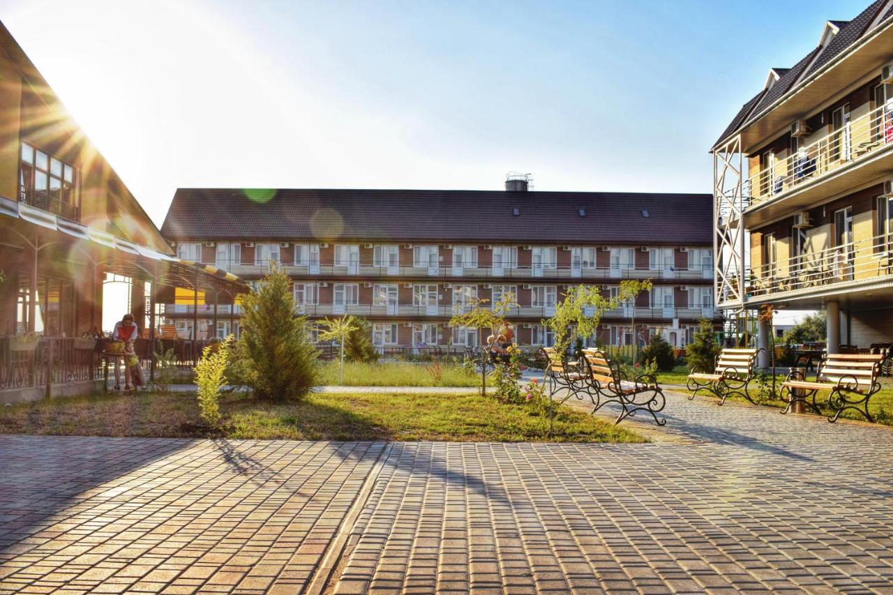 Hotel Baza Otdykha Jules Verne Satoka Exterior foto